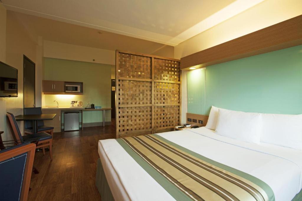 Microtel By Wyndham South Forbes Near Nuvali Santa Rosa  Exterior foto